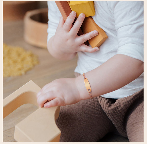 Brazalete de bebé personalizado con corazón hueco
