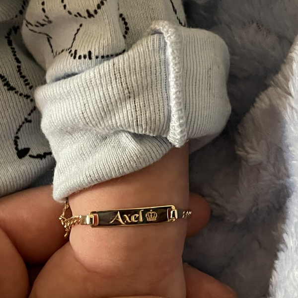 Brazalete de bebé grabado en oro de 14 quilates